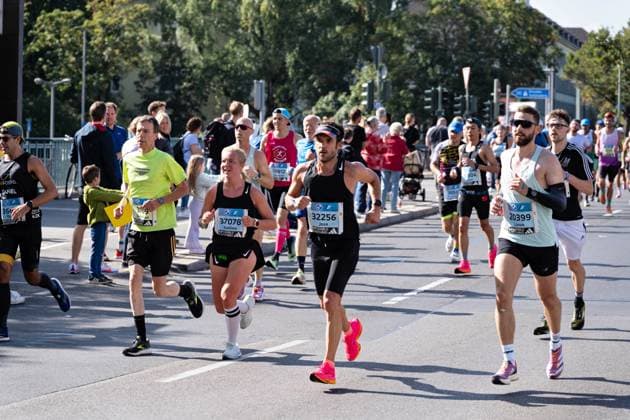 24 09 2023,Berlin,49 BMW BERLIN MARATHON,Impressions,District Schmargendorf in the district Wilmersdorf Hohenzollerndamm