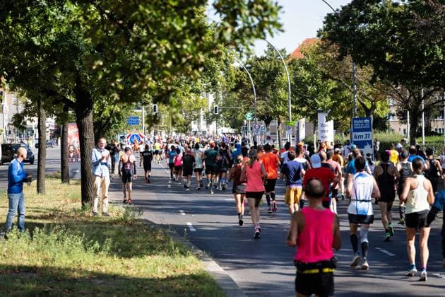 24 09 2023,Berlin,49 BMW BERLIN MARATHON,Impressions,District Schmargendorf in the district Wilmersdorf Hohenzollerndamm