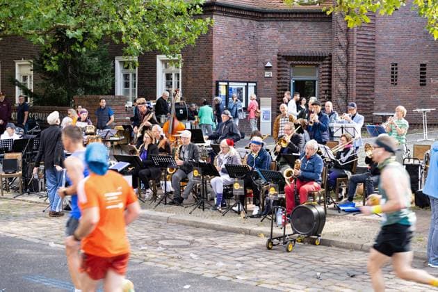 24 09 2023,Berlin,49 BMW BERLIN MARATHON,Impressions,District Schmargendorf in the district Wilmersdorf Hohenzollerndamm Fleet live music at the Kreuzkirche