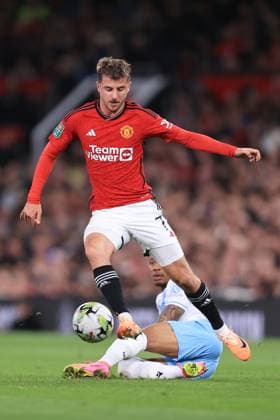 Fußball Carabao Cup 3. Runde Manchester United gegen Crystal Palace 26. September 2023 Carabao Cup 3. Runde Manchester United gegen Crystal Palace Mason Mount von Manchester United überspringt Nathaniel Clyne von Crystal Palace Foto Simon Stacpoole Abseits Manchester UK  Copyright: xSimonxStacpoolexOffside