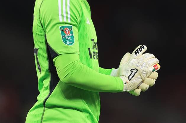Fußball Carabao Cup 3. Runde Manchester United gegen Crystal Palace 26. September 2023 Carabao Cup 3. Runde Manchester United gegen Crystal Palace Die personalisierten Rinat-Handschuhe, die Manchester Uniteds Torhüter Andre Onana trägt, tragen die kamerunische Flagge Foto Simon Stacpoole Offside Manchester UK  Copyright: xSimonxStacpoolexOffside