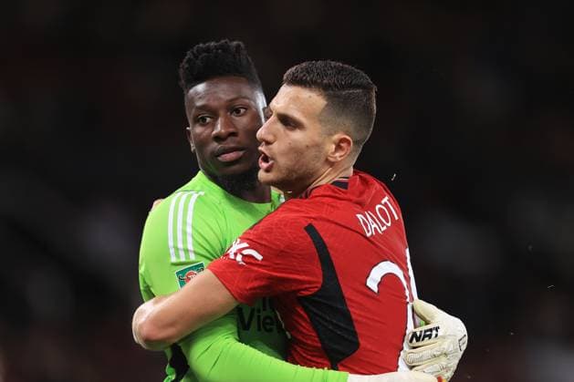 Fußball Carabao Cup 3. Runde Manchester United v Crystal Palace 26. September 2023 Carabao Cup 3. Runde Manchester United v Crystal Palace Diogo Dalot von Manchester United umarmt Manchester United Torwart Andre Onana Foto Simon Stacpoole Abseits Manchester UK  Copyright: xSimonxStacpoolexOffside