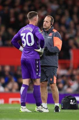 Fußball Carabao Cup 3. Runde Manchester United gegen Crystal Palace 26. September 2023 Carabao Cup 3. Runde Manchester United gegen Crystal Palace Crystal Palace-Torhüter Dean Henderson spricht mit dem Physio, bevor er verletzt vom Platz geht Foto Simon Stacpoole Abseits Manchester UK  Copyright: xSimonxStacpoolexOffside