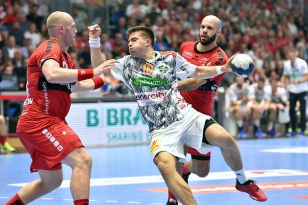 Renars Uscins TSV Hannover Burgdorf 10 on the ball , Adrian Sipos MT Melsungen 8 R , Arnar Freyr Arnarsson MT Melsungen 21 L , GER, MT Melsungen TSV Hannover Burgdorf, Handball, 1 Bundesliga Maenner 5 Spieltag, 29 09 2023, GER, MT Melsungen TSV Hannover Burgdorf, Handball, 1 Bundesliga Maenner, 5 Spieltag, 29 09 2023 Kassel Copyright: xEibner-Pressefotox-xRolandxSippelx EP_RSL