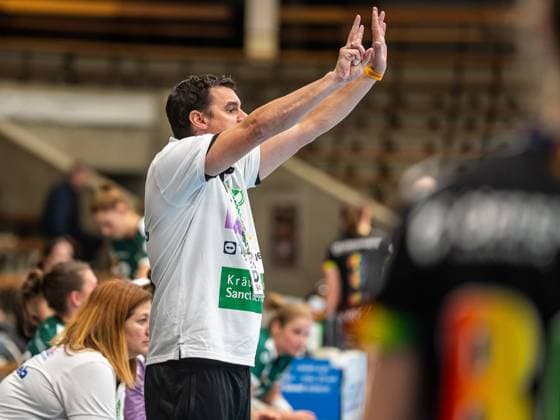 Nico Kiener, head coach Frisch Auf women gives sign to his team, Frisch Auf Goeppingen vs VfL Oldenburg, handball, women, DHB Cup, 30 09 2023 EIBNER Michael Schmidt Frisch Auf Goeppingen vs VfL Oldenburg, handball, women, DHB Cup, 30 09 2023 Goeppingen Copyright: xEIBNER MichaelxSchmidtx EP_MST