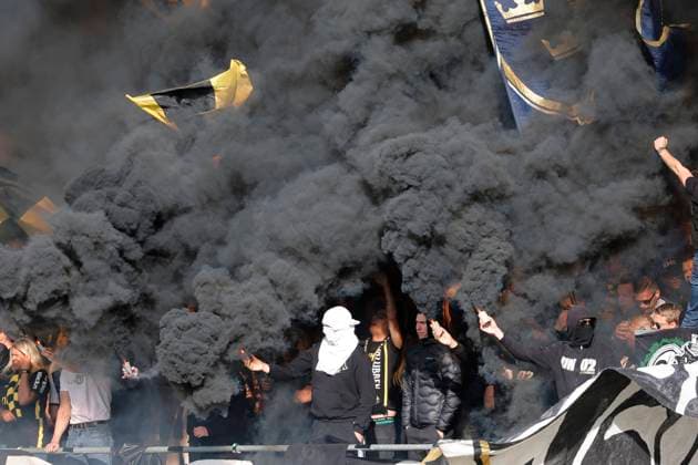 GÖTEBORG 20231001 AIKs klack supporters, some of them masked, with pyrotechnics throwing firecrackers during Sundays football match in allsvenskan between BK Häcken and AIK at Bravida Arena GÖTEBORG SVERIGE x9200x  Copyright: xAdamxIhse TTx ALLSVENSKAN HÄCKEN-AIK