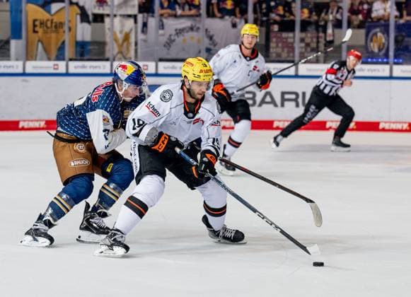 Fight for the puck duel between Veit Oswald EHC Red Bull Muenchen, 27 and Joseph Cramarossa Loewen Frankfurt, 19 EHC Red Bull Muenchen vs Loewen Frankfurt, ice hockey, DEL, 6 match day, season 2023 2024, 01 10 2023 EHC Red Bull Muenchen vs Loewen Frankfurt, ice hockey, DEL, 6 match day, season 2023 2024, 01 10 2023 Muenchen Copyright: xEibner-Pressefoto Feinerx EP_HFR