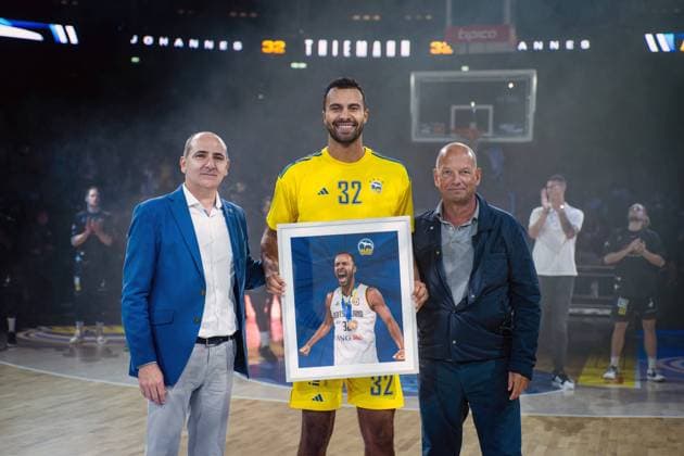 Basketball Berlin 02 10 2023 season 2023 2024 1 Bundesliga easyCredit BBL Alba Berlin HAKRO Merlins Crailsheim team introduction Alba Johannes Thiemann Alba Berlin, No 32 is celebrated as world champion Himar Ojeda li Marco Baldi re