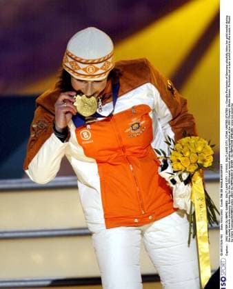 2002 WINTER Olympic Games, Olympische Spiele, Olympia, OS : 2002 WINTER OLYMPIC GAMES : SALT LAKE CITY 2 10 02, SALT LAKE CITY, UTAH, UNITED STATES --- Claudia Pechstein of Germany playfully bites her gold medal during the medal awards ceremony Sunday for the 3000-meter Speed skating, Eisschnelllauf competition at the 2002 Olympic Winter games, Winterspiele,Spiele, Summer games Pechstein set a new world record in the event.--- Photo by Chris Trotman DUOMO Corbis JEUX OLYMPIQUES D HIVER OLYMPISCHE SPELEN www.iso be Ogden United States ETATS UNIS VERENIGDE STATEN Copyright: xTIMxDExWAELEx 54743