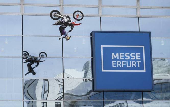 <p>05 10 2023-Erfurt: Luc Ackermann, Freestyle Motocross-Fahrer aus Niederdorla, zeigt bei einem Fotocall spektakuläre Actionsprünge vor der Messe Erfurt. Ackermann (X Games Gold, FIM Weltmeister, Europameister, X-Knights Sieger) wird am 21. Oktober 2023 beim Extremsport-Event Go Big Or Go Home gemeinsam mit dem Mountainbike-Sportler Michael Riekeberg aus Gotha und anderen Weltklasse-Athleten an den Start gehen. ( Deutschland Thüringen Erfurt Copyright: SaschaxFromm