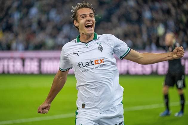 GER, 1 FBL, Borussia Moenchengladbach vs 1 FSV Mainz 05, season 2023 24, 06 10 2023, Borussia Park, Borussia Moenchengladbach, GER, 1 FBL, Borussia Moenchengladbach vs 1 FSV Mainz 05, season 2023 24, In the picture goal celebration to the 1 0 byFlorian Neuhaus Borussia Mönchengladbach, 10 individual action, half body half body nordphotoxGmbHxx xDenkinger nph00015