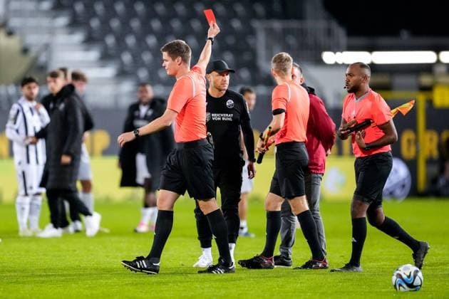 v li Florian Exner referee shows Matthias Imhof sports director, SV Sandhausen, SVS after the final whistle the red card, sending off, field expulsion, suspension, highlight, red card, dismissal, sending off, action, action, game scene, 06 10 2023, Sandhausen Germany , Football, 3 Liga, SV Sandhausen SSV Ulm 1846, DFB DFL REGULATIONS PROHIBIT ANY USE OF PHOTOGRAPHS AS IMAGE SEQUENCES AND OR QUASI VIDEO xozx