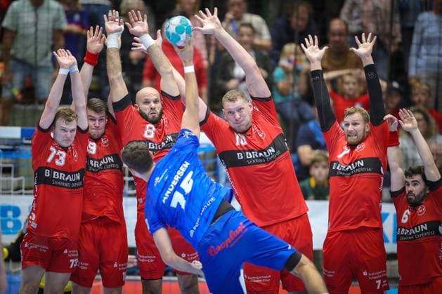 07 10 2023, Wuppertal, Handball, Uni Halle, Liqui Moly Bundesliga, 8 match day, Bergischer HC MT Melsungen Mads Kjeldgaard Andersen Bergischer HC converts the free throw in the 60 minute of play and throws through the arms of Dainis Kristopans MT Melsungen the goal to win 32 31 NRW Germany
