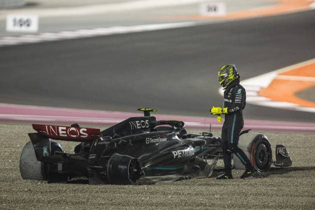 Bilder des Jahres 2023, Sport 10 Oktober Sport Themen der Woche KW40 Start of the race, 44 HAMILTON Lewis (gbr), Mercedes AMG F1 Team W14, crash during the 2023 Formula 1 Qatar Grand Prix, 17th round of the 2023 Formula One World Championship, WM, Weltmeisterschaft from October 6 to 8, 2023 on the Lusail International Circuit, in Doha, Qatar - F1 - QATAR GRAND PRIX 2023 - RACE DPPI Panoramic _R3_9020