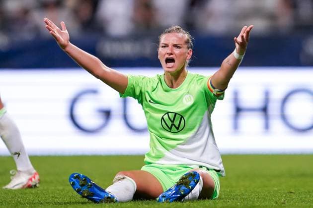 Bilder des Jahres 2023, Sport 10 Oktober Sport Themen der Woche KW41 Sport Bilder des Tages Paris, France, October 10th 2023: Alexandra Popp (11 Wolfsburg) complains after a foul during the UEFA Womens Champions League Round 2 First leg football match between Paris FC and VFL Wolfsburg at Stade Charlety in Paris, France. (Daniela Porcelli SPP) Copyright: xDanielaxPorcellix xSPPx spp-en-DaPoSp-20231010-DP102113