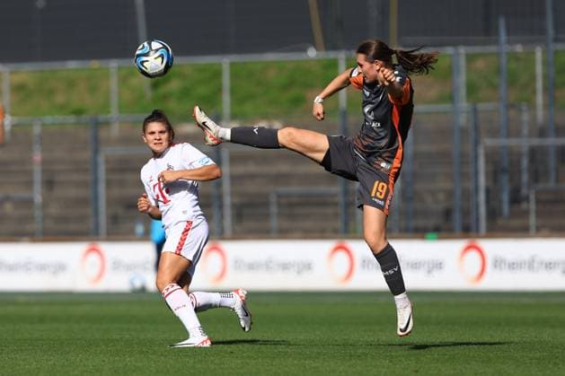 Google Pixel women Bundesliga 2023 2024, 1 FC Köln MSV Duisburg Antonia Johanna Halverkamps MSV, 19 jumps towards the ball Köln Franz Kremer Stadion Nordrhein Westfalen Germany