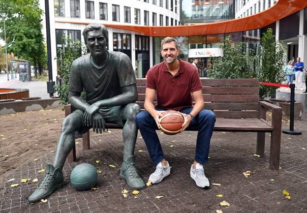 12 10 2023, xjhx, basketball NBA, Dirk Nowitzki inauguration statue ING Bank emspor, v l Dirk Nowitzki next to the statue Frankfurt am Main.