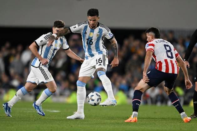 BUENOS AIRES, ARGENTINA - OCTOBER 12: Enzo Fernandez of Argentina in action during the FIFA World Cup, WM, Weltmeisterschaft, Fussball 2026 Qualifier match between Argentina and Paraguay at Estadio Mas Monumental Antonio Vespucio Liberti on October 12, 2023 in Buenos Aires, Arg Argentina v Paraguay : FIFA World Cup 2026 Qualifier match Copyright: xDiegoxHalisz SFSIx