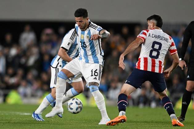 BUENOS AIRES, ARGENTINA - OCTOBER 12: Enzo Fernandez of Argentina in action during the FIFA World Cup, WM, Weltmeisterschaft, Fussball 2026 Qualifier match between Argentina and Paraguay at Estadio Mas Monumental Antonio Vespucio Liberti on October 12, 2023 in Buenos Aires, Arg Argentina v Paraguay : FIFA World Cup 2026 Qualifier match Copyright: xDiegoxHalisz SFSIx