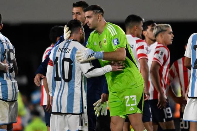 BUENOS AIRES, ARGENTINA - OCTOBER 12: Lionel Messi and Emiliano Martinez of Argentina celebrate during the FIFA World Cup, WM, Weltmeisterschaft, Fussball 2026 Qualifier match between Argentina and Paraguay at Estadio Mas Monumental Antonio Vespucio Liberti on October 12, 2023 in Buenos Aires, Arg Argentina v Paraguay : FIFA World Cup 2026 Qualifier match Copyright: xDiegoxHalisz SFSIx