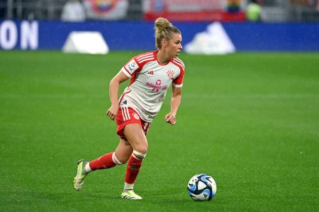 Linda DALLMANN FCB , action,single action,single image,crop,whole body shot,whole figure soccer google pixel Bundesliga women season 2023 2024, 4 matchday, Spieltag04, FC Bayern Muenchen Eintracht Frankfurt 0 0 am 14 10 2023 A L L I A N Z A R E N A