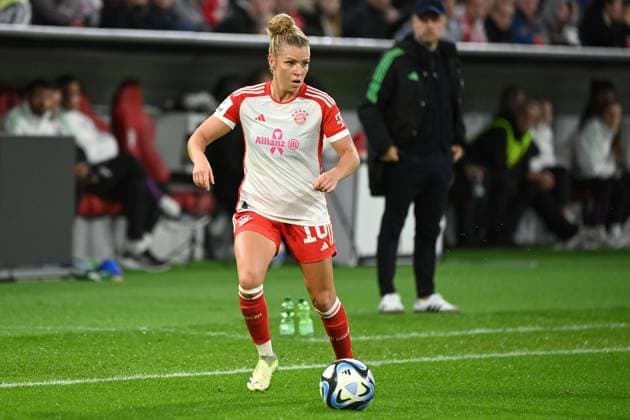 Linda DALLMANN FCB , action,single action,single image,crop,whole body shot,whole figure soccer google pixel Bundesliga women season 2023 2024, 4 matchday, Spieltag04, FC Bayern Muenchen Eintracht Frankfurt 0 0 am 14 10 2023 A L L I A N Z A R E N A