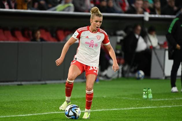 Linda DALLMANN FCB , action,single action,single image,crop,whole body shot,whole figure soccer google pixel Bundesliga women season 2023 2024, 4 matchday, Spieltag04, FC Bayern Muenchen Eintracht Frankfurt 0 0 am 14 10 2023 A L L I A N Z A R E N A