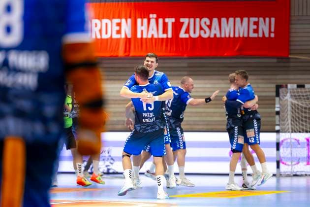 Schwartaus team rejoice after victory VfL Luebeck Schwartau vs Eulen Ludwigshafen, Handball, 2 Bundesliga, 16 10 23 Luebeck Schleswig Holstein Germany Copyright: xAgentur54Gradx xFelixxKoenigx