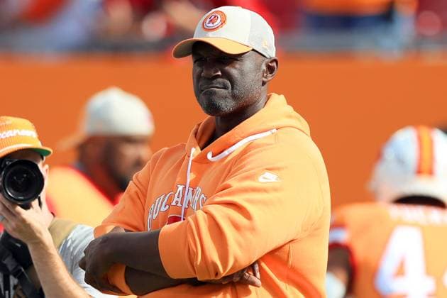 TAMPA, FL - OCTOBER 15: Tampa Bay Buccaneers Head Coach Todd Bowles watches his team before the regular season game between the Detroit Lions and the Tampa Bay Buccaneers on October 15, 2023 at Raymond James Stadium in Tampa, Florida. (Photo by Cliff Welch Icon Sportswire) NFL, American Football Herren, USA OCT 15 Lions at Buccaneers EDITORIAL USE ONLY Icon357231015011
