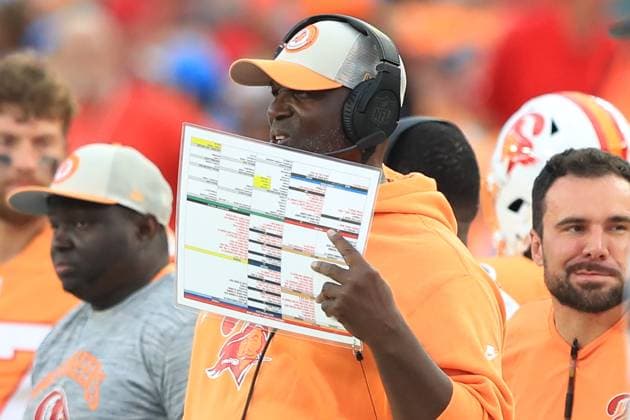 TAMPA, FL - OCTOBER 15: Tampa Bay Buccaneers Head Coach Todd Bowles watches the action on the field during the regular season game between the Detroit Lions and the Tampa Bay Buccaneers on October 15, 2023 at Raymond James Stadium in Tampa, Florida. (Photo by Cliff Welch Icon Sportswire) NFL, American Football Herren, USA OCT 15 Lions at Buccaneers EDITORIAL USE ONLY Icon357231015100