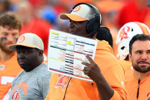 TAMPA, FL - OCTOBER 15: Tampa Bay Buccaneers Head Coach Todd Bowles watches the action on the field during the regular season game between the Detroit Lions and the Tampa Bay Buccaneers on October 15, 2023 at Raymond James Stadium in Tampa, Florida. (Photo by Cliff Welch Icon Sportswire) NFL, American Football Herren, USA OCT 15 Lions at Buccaneers EDITORIAL USE ONLY Icon357231015101