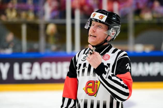 231017 Referee Mikael Holm during the CHL game between Färjestad and Munich on October 17, 2023 in Karlstad Photo Fredrik Karlsson BILDBYRAN COP 185 FK0250 ishockey ice hockey chl champions hockey league färjestad munich bbeng Copyright: FREDRIKxKARLSSON BB231017FK024