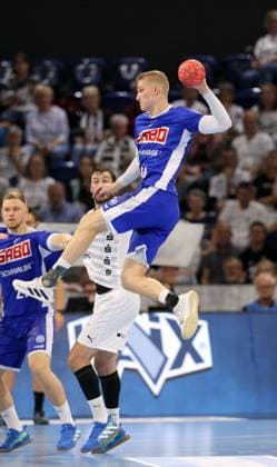Photo Ellidi Snaer Vidarsson Gummersbach throws against Domagoj Duvnjak Kiel Handball Men Thu 31 08 2023 1 Bundesliga THW Kiel VfL Gummersbach 41 30
