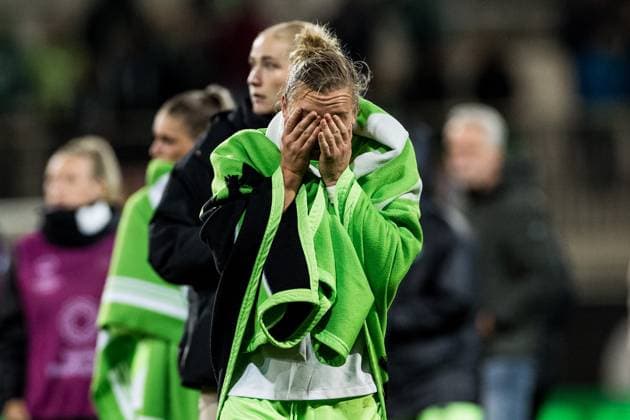 UEFA Womens Champions League, VfL Wolfsburg Paris FC 18 10 2023 Alexandra Popp VfL Wolfsburg 11 with hands in front of face after defeat, Champions League Off UEFA Womens Champions League, VfL Wolfsburg Paris FC, Wolfsburg, AOK Stadion on 18 10 2023 Copyright: xBEAUTIFULxSPORTS Wunderlx