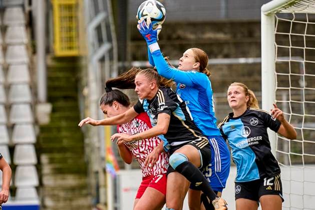 Kristin Krammer 25, 1 FC Nuremberg FCN on the ball Nadja Burkard 22, 1 FC Nuremberg FCN Svenja Fölmli 17 , SC Freiburg 21 10 2023 Football Season 2023 2024 1 Womens Football Bundesliga 05 Matchday SC Freiburg 1 FC Nuremberg FCN Club Sports Photo Zink PeKo xpexkox _scf_fcn_damen_peko