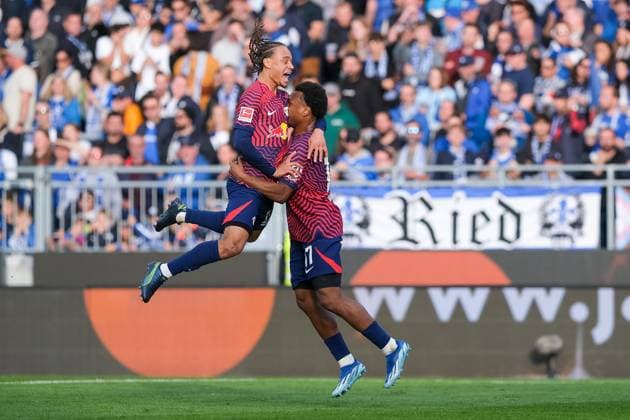 Lois Openda RB Leipzig, 17 celebrates his goal to 1 3 with Xavi Simons RB Leipzig, 20 SV Darmstadt 98 vs RB Leipzig, Football, 1 Bundesliga, 08 Matchday, Season 2023 2024, 21 10 2023, DFL REGULATES PROHIBIT ANY USE OF PHOTOGRAPHS AS IMAGE SEQUENCES AND OR QUASI VIDEO SV Darmstadt 98 vs RB Leipzig Football, 1 Bundesliga, 08 Matchday, Season 2023 2024, 21 10 2023 Darmstadt Copyright: xMichaelxBermelx EP_EER
