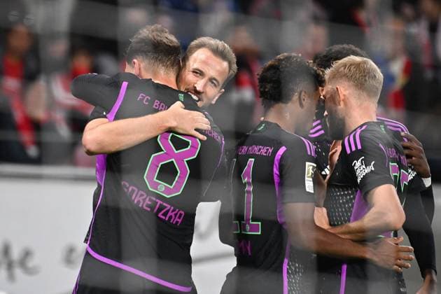 collective goal celebration Harry KANE Bayern Muenchen , Leon GORETZKA Bayern Muenchen , Kingsley COMAN Bayern Muenchen , Konrad LAIMER Bayern Muenchen after goal to 0 2, cheers, joy, enthusiasm, action football 1 Bundesliga season 2023 2024, 8 Spieltag, Spieltag08, 1 FSV Mainz 05 Borussia Moenchengladbach on 21 10 2023, MEWA Arena Mainz