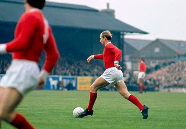 Bobby Charlton 26. Oktober 1968 London English Football League Division One QPR v Manchester United Bobby Charlton läuft mit dem Ball Foto Gerry Cranham Abseits London UK  Copyright: xGerryxCranhamxOffside al