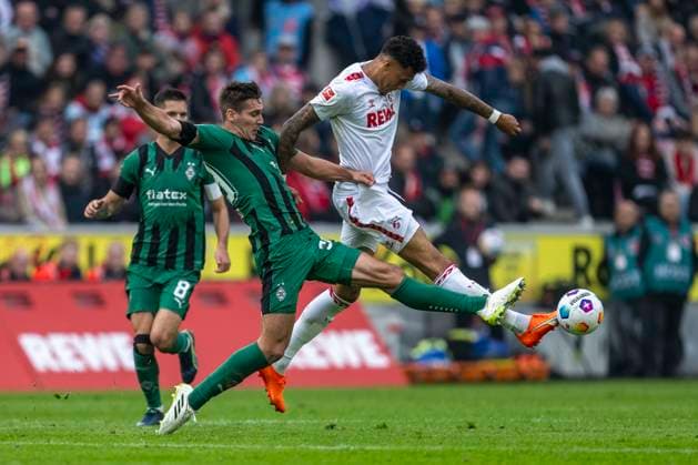 Soccer 1 Bundesliga, 2023 2024 season, matchday 8, 1 FC Köln Borussia Mönchengladbach on 22 10 2023 at the Rheinenergie Stadium in Cologne Gladbachs Max Wöber l and Colognes Davie Selke fight for the ball IMPORTANT NOTE According to the requirements of the DFL German Football League and the DFB German Football Association is prohibited in the stadium and or from the game made photographs in the form of sequence pictures and or video-like photo series to exploit or to let exploit Copyright: xKirchner DavidxInderliedx