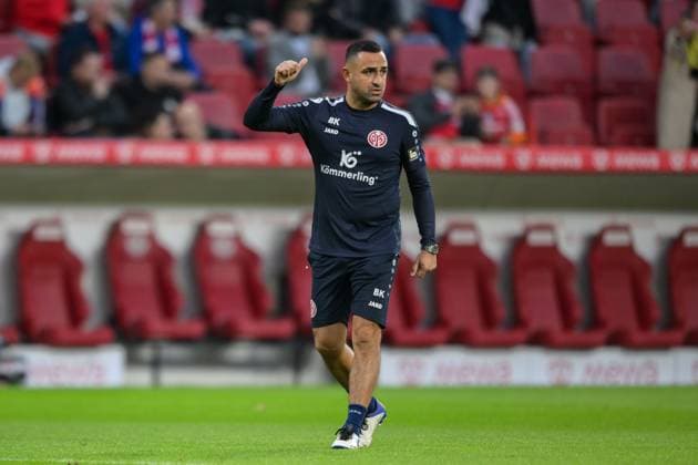 Soccer, 1 Bundesliga, 20231021, FSV Mainz 05 FC Bayern Munich In the picture Co coach of FSV Mainz 05 Babak KEYHANFAR warm-up raises thumbs Mainz MEWA Arena Rhineland Palatinate Germany Copyright: Passion2Press MarkusxFischerx