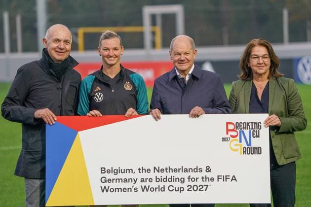 Federal Chancellor Olaf Scholz SPD visits the training of the womens national team and promotes the joint hosting of the 2027 World Cup with Belgium and the Netherlands with DFB President Bernd Neuendorf, Captain Alexandra Popp and DFB Vice President Women Heike Ulrich 24 10 2023 Federal Chancellor Olaf Scholz SPD visits the training of the womens national team, DFB Campus Frankfurt