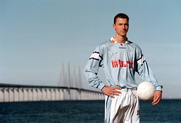 MALMÖ 2000 03 17 At home with Zlatan Ibrahimovic Malmö FF Zlatan plays with a football in front of the Öresund Bridge Malmö Sweden Swedish celebrities x2512x  Copyright: xKristerxHansson Aftonbladet TTx