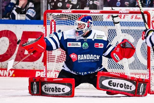 Andreas Andy Jenike Iserlohn Roosters, 92 holds the puck GER, Iserlohn Roosters vs Adler Mannheim, ice hockey, penny DEL, season 2023 2024, 26 10 2023 GER, Iserlohn Roosters vs Adler Mannheim, ice hockey, penny DEL, season 2023 2024, 26 10 2023 Copyright: xJonasxBrockmann xEibner-Pressefox EP_JBN