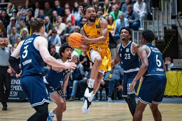 Alex Richardson ART Giants Duesseldorf, 03 Michael John Flowers Bozic Estriche Knights Kirchheim, 06 Raiquan Clark ART Giants Duesseldorf, 23 Ben Shungu ART Giants Duesseldorf, 06 Bozic Estriche Knights Kirchheim vs ART Giants Duesseldorf, Basketball, 2 Bundesliga, BARMER 2 Basketball Bundesliga, season 2023 2024, 5 match day, 27 10 2023 Bozic Estriche Knights Kirchheim vs ART Giants Duesseldorf, Basketball, 2 Bundesliga, BARMER 2 Basketball Bundesliga, season 2023 2024, 5 match day, 27 10 2023 Nuernberg Copyright: xEibner-Pressefoto NinaxSanderx EP_NSR