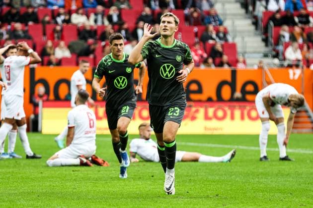 Goal for Wolfsburg, equalizer 1 1 by Jonas Wind VFL Wolfsburg, 23 , goal celebration by the fans Jonas runs to the fans GER, FC Augsburg vs VfL Wolfsburg, 1 Bundesliga Football, Matchday 9, Season 2023 2024, 28 10 2023 DFB DFL REGULATES PROHIBIT ANY USE OF PHOTOGRAPHS AS IMAGE SEQUENCES AND OR QUASI VIDEO FC Augsburg vs VfL Wolfsburg, 1 Bundesliga Football, Matchday 9, 28 10 2023 Augsburg. Copyright: xEibner-Pressefoto RogerxBuerkex EP_RBE
