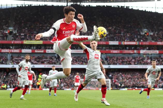 Arsenal gegen Sheffield United 28. Oktober 2023 London, Premier League, Arsenal gegen Sheffield United Takehiro Tomiyasu von Arsenal springt zum Volleyschuss Foto von Mark Leech London UK  Copyright: xMarkxLeechxOffside