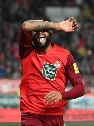 28 10 2023, xjhx, football 2 Bundesliga, 1 FC Kaiserslautern Hamburger SV emspor, v l Terrence Boyd 1 FC Kaiserslautern celebrate the goal, The goal cheer to the 3 1 DFL DFB REGULATES PROHIBIT ANY USE OF PHOTOGRAPHS as IMAGE SEQUENCES and or QUASI VIDEO Kaiserslautern