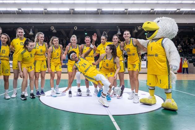 Basketball Berlin 29 10 2023 season 2023 2024 1 Bundesliga DBBL Alba Berlin Eisvögel Freiburg jubilation Alba team after victory