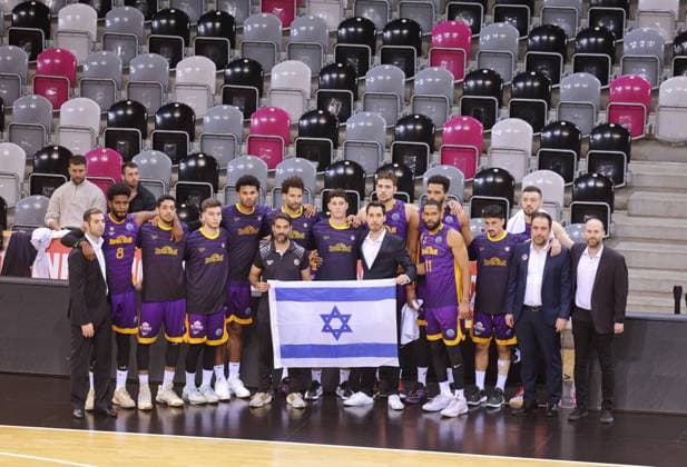 The basketball game Telekom Baskets Bonn vs Hapoel Holon Israel in the Basketball Champions League BCL will take place without spectators for security reasons , Ghost match Team Holon with Israeli flag before the game Photo Jörn Wolter
