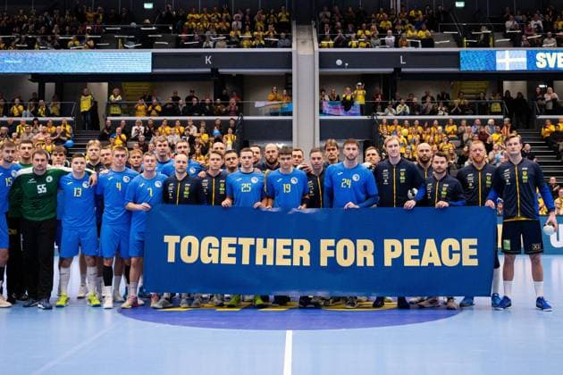 231102 Players of Sweden and Ukraine with a banner ahead of the international friendly Handball match between Sweden and Ukraine on November 2, 2023 in Eskilstuna Photo Jesper Zerman BILDBYRAN code JZ JZ0440 handball handboll handball landslag sverige sweden ukraina national teams bbeng  Copyright: JESPERxZERMAN BB231102JZ011